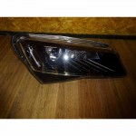 světlomet přední pravý - holý xenon ŠKODA Superb III 3V0 3V1941016B/18B - lehce poškrábaný