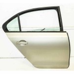 <strong>dveře</strong> <strong>zadní</strong> pravé <strong>VW</strong> Jetta 5C lift  5C6833056E (Holé)