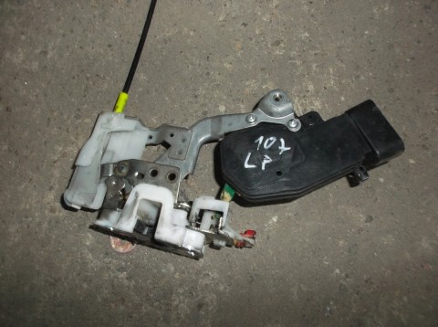 PEUGEOT 107 LEVÝ PŘEDNÍ ZÁMEK CENTRÁLU - CENTRÁLOVÝ ZÁMEK