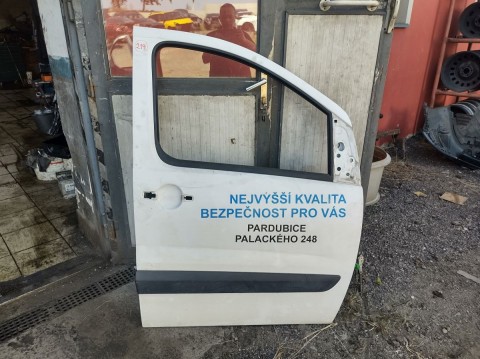 219. PRAVÉ PŘEDNÍ DVEŘE PEUGEOT EXPERT, BÍLÉ, OD-07