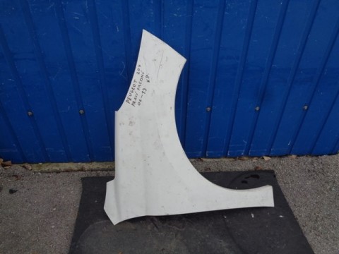 pravý přední blatník na peugeot 207 ,
