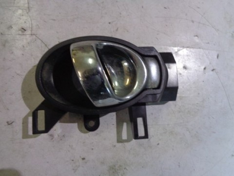 pravá zadní klika na nissan juke , vnitřní,