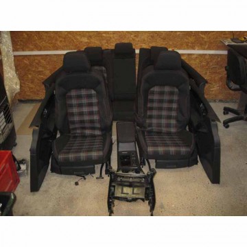 interiér - přední sedadla vyhřívaná, loketní opěrka, středový tunel VW Golf VII 5G0 GTI HB