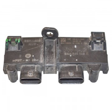 řídící jednotka otevírání zadních pátých dveří VAG  3AA962243E - poškozený držák