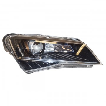 světlomet přední pravý - holý xenon LED ŠKODA Superb III 3V0 3V1941016B - lehce poškrábaný