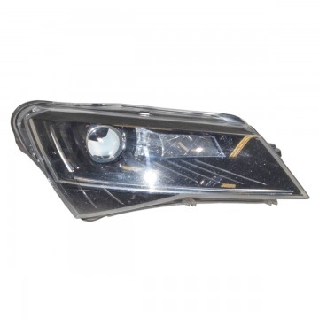 světlomet přední pravý - holý xenon LED ŠKODA Superb III 3V0 - lehce poškrábaný